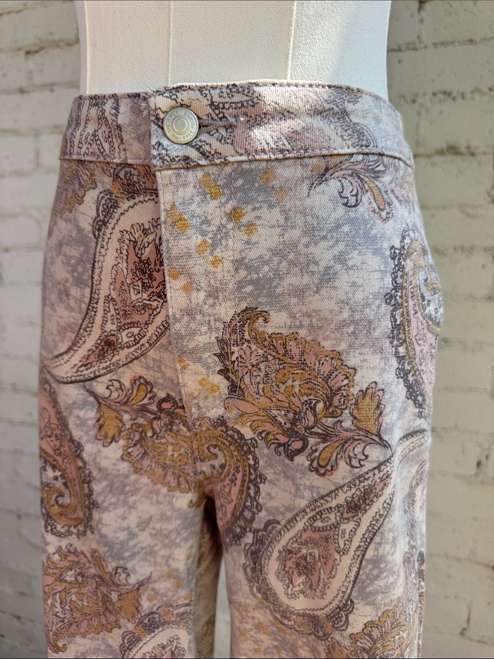 Free People We The Free Just Float On Flare Jeans Limestone Paisley Size 26 - Picture 8 of 16